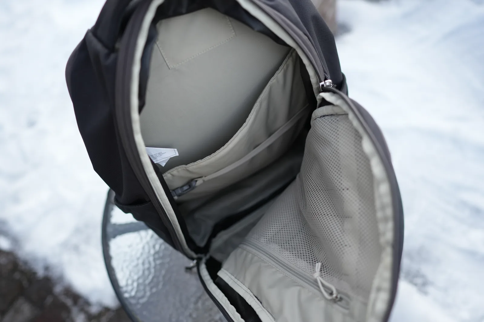 Osprey Daylite 26+6 interior mesh pockets and organization