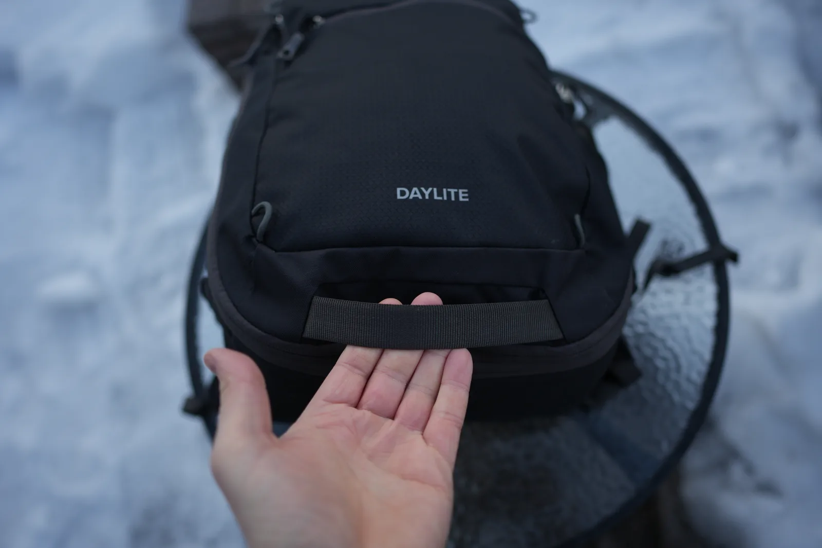 Osprey Daylite 26+6 luggage pass-through strap with Daylite branding