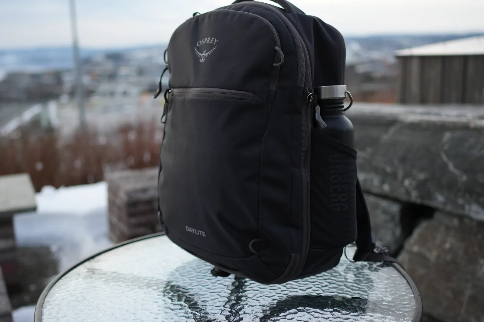 Osprey Daylite 26+6 side view with metal water bottle in side pocket