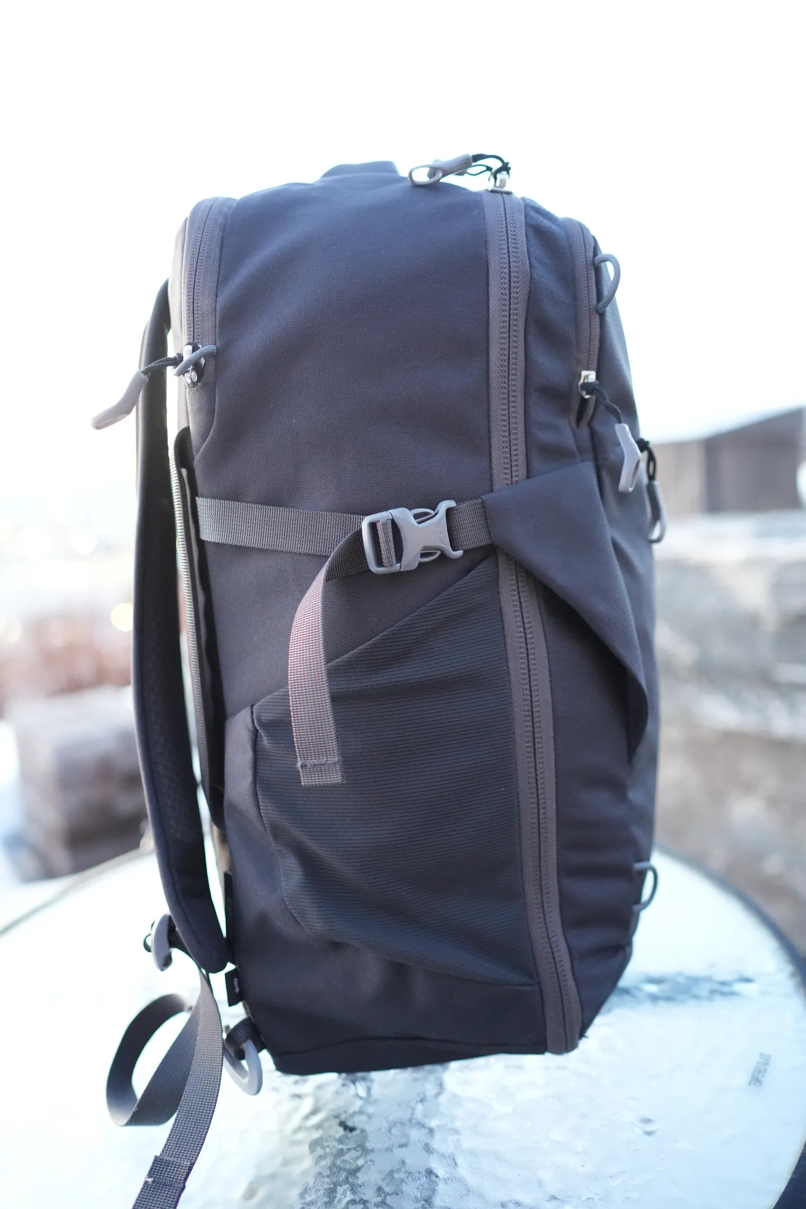 Side view of the Osprey Daylite 35 showing the dual compression straps and side buckle system
