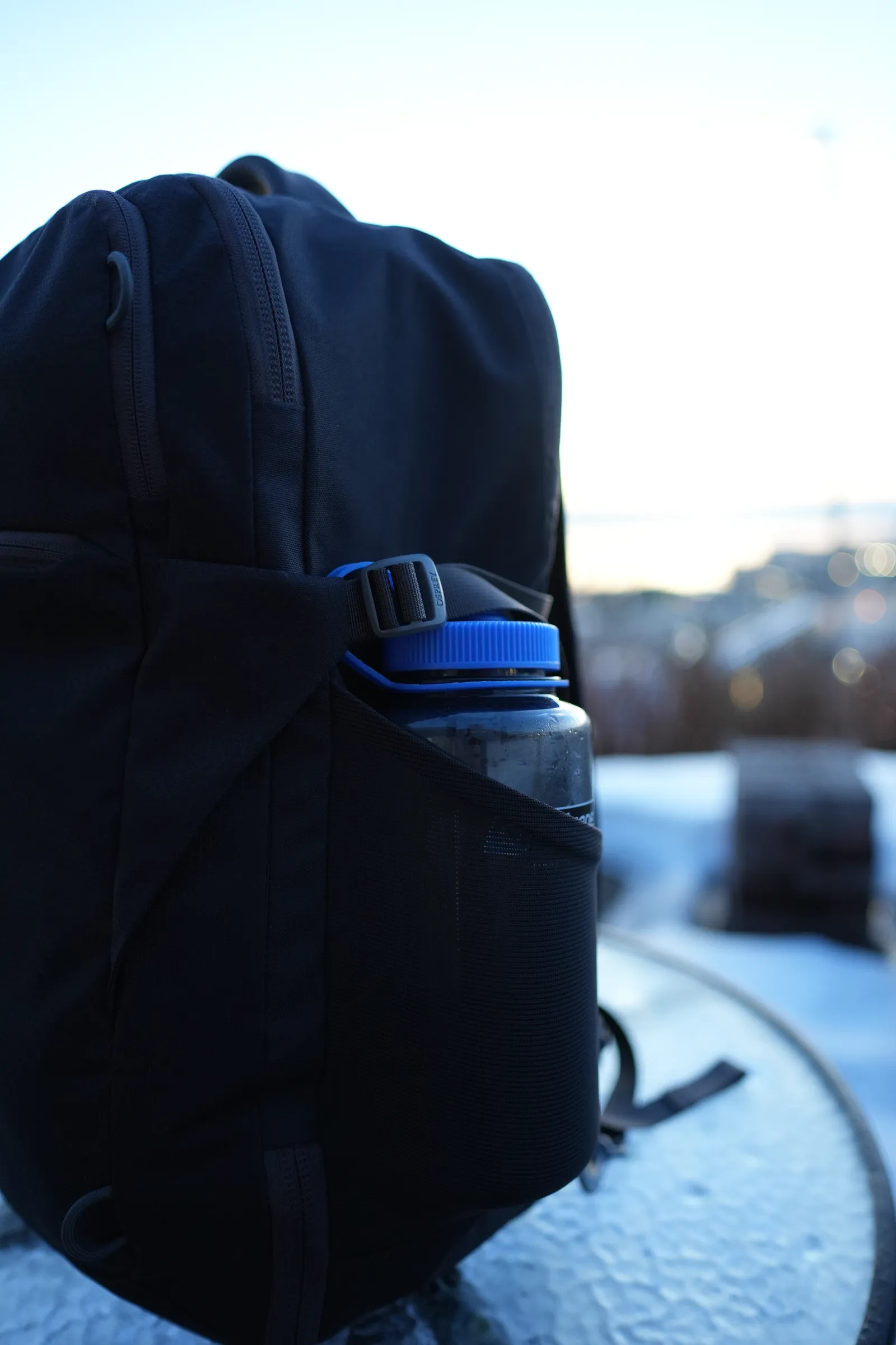 Blue buckle mechanism for detaching and stowing the shoulder straps on the Osprey Daylite 35