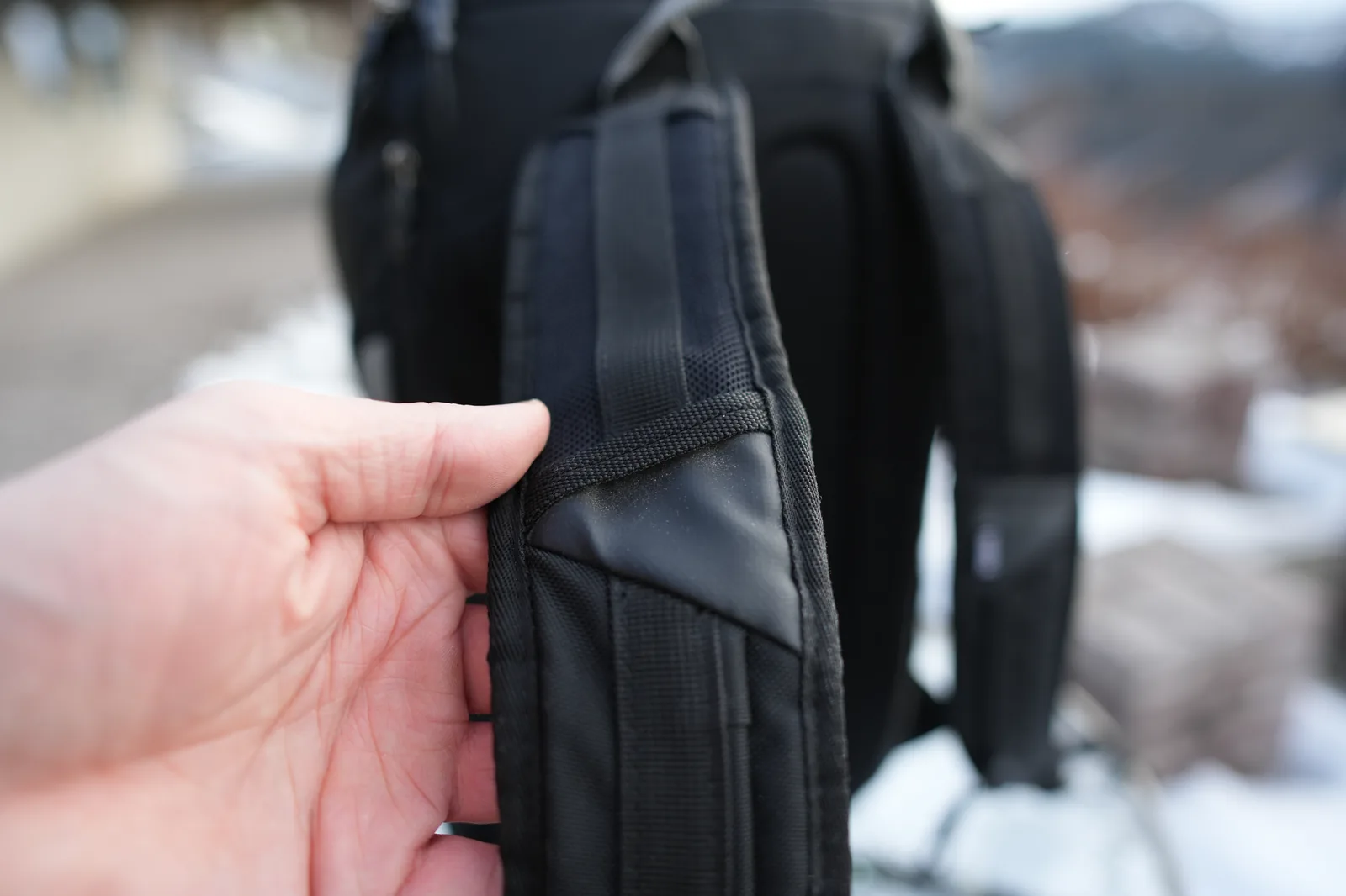 Thule Chasm 26L shoulder strap padding thickness detail