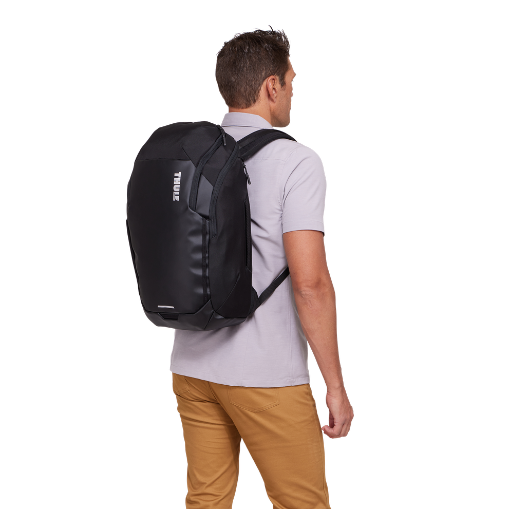 Thule Chasm 26L side-access laptop compartment with padded sleeve