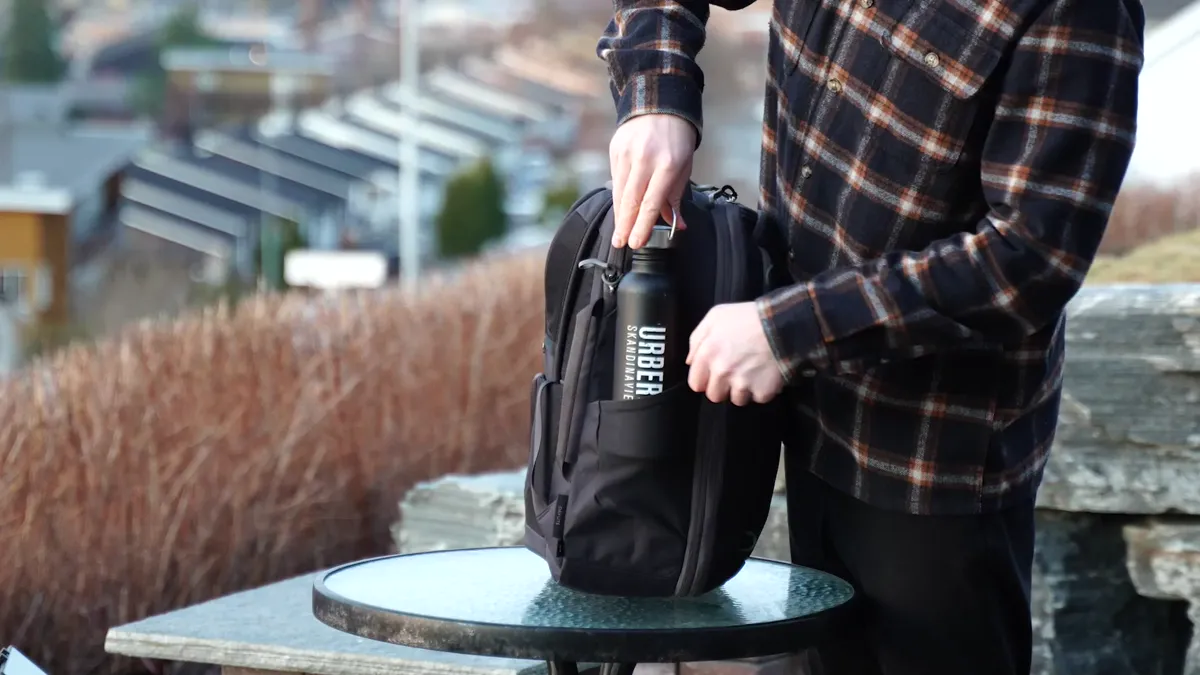 Osprey Daylite 26+6 side water bottle pocket with bottle inserted