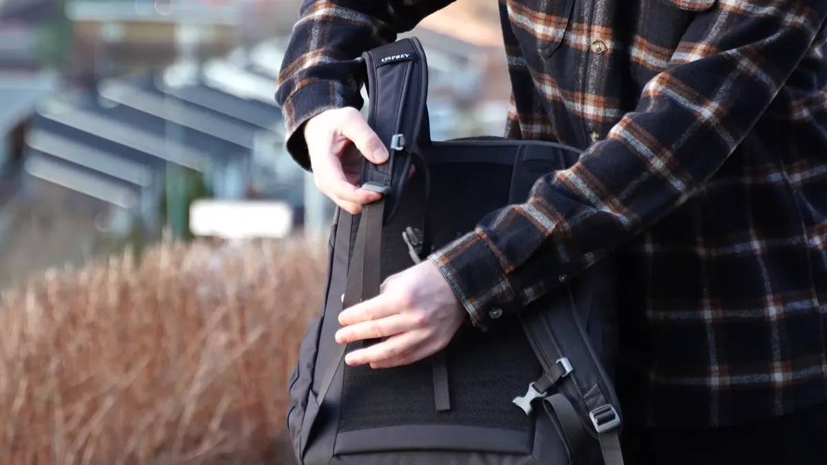 Accessing the laptop compartment on the Osprey Daylite 26+6