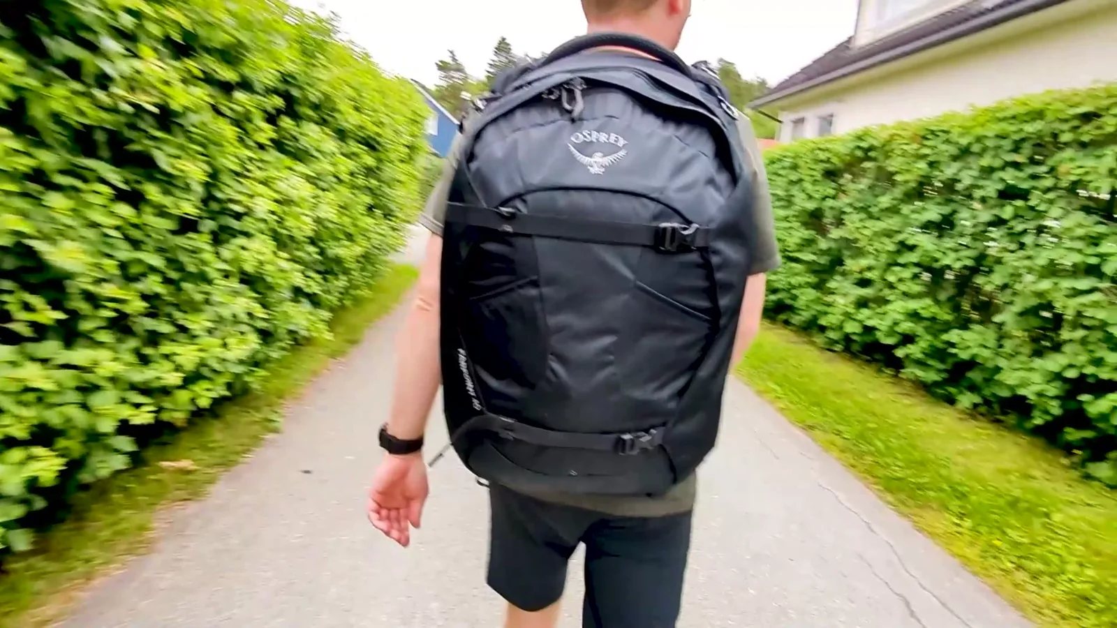 Person walking with the Osprey Daylite 44 backpack on a green pathway